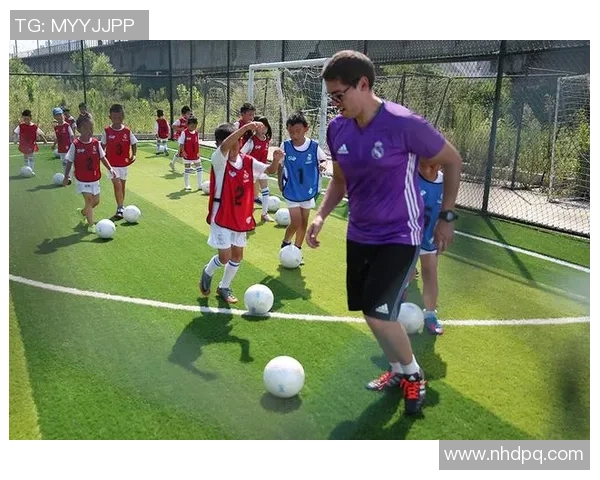 外出捡足球的乐趣与收获探索孩子们的运动精神与团队合作意识