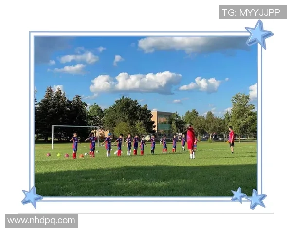 玩足球很有趣不仅锻炼身体还能培养团队合作精神和友谊的纽带